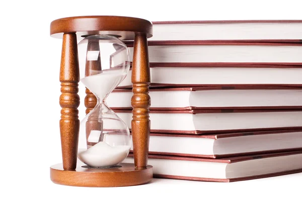 Hourglasses ve üzerinde beyaz izole kitap — Stok fotoğraf