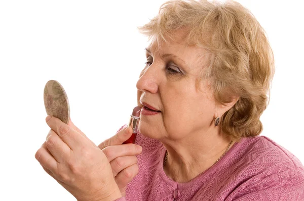 A mulher idosa faz uma maquilagem — Fotografia de Stock