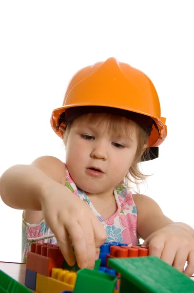 小さな女の子がヘルメットを果たしています。 — ストック写真