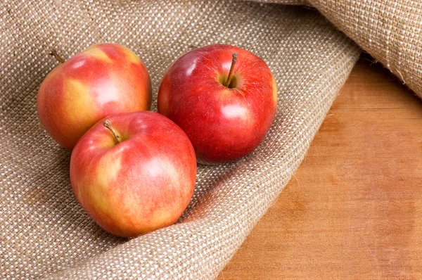 Jablka na vyhození na dřevěný stůl — Stock fotografie