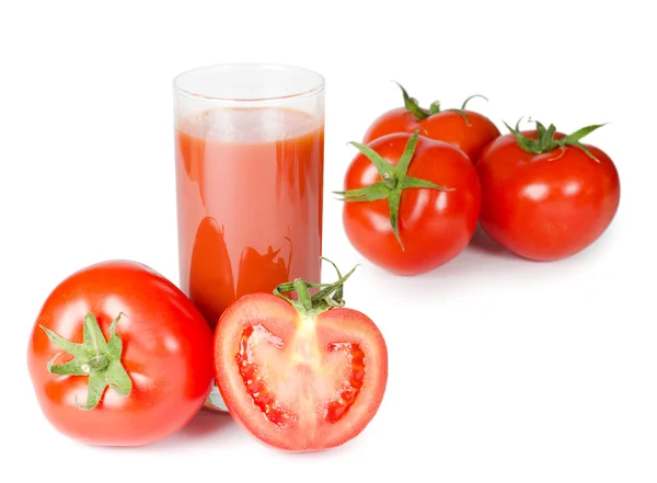 Rote frische Tomaten isoliert auf weiß — Stockfoto