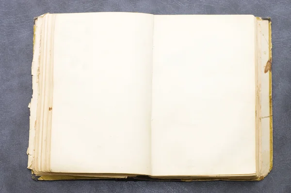 O livro antigo em um cinza — Fotografia de Stock