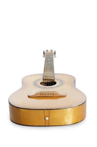 Akustisk gitarr isolerad på en vit — Stockfoto