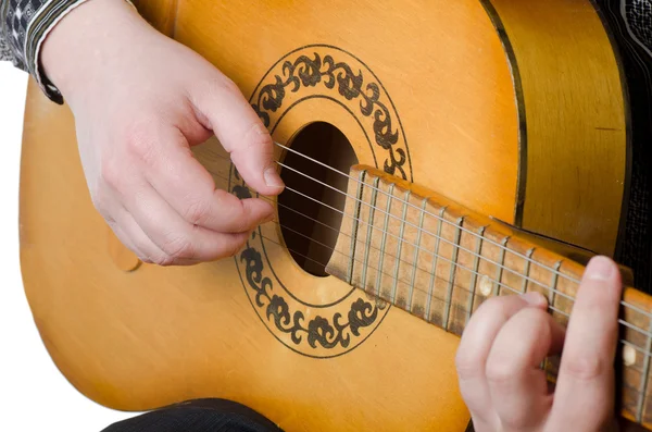 Mannen spelar en akustisk gitarr — Stockfoto