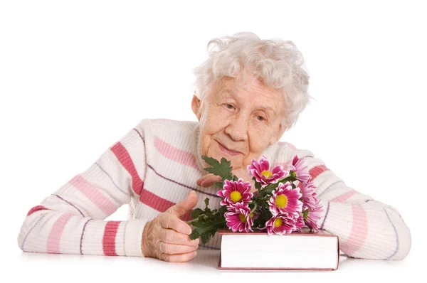Стара жінка з купою квітів — стокове фото