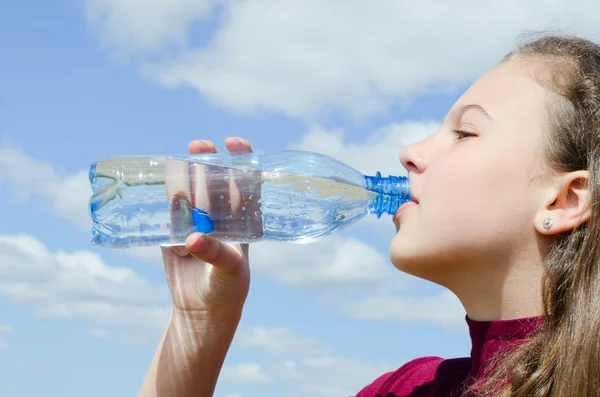 A menina bebe água — Fotografia de Stock