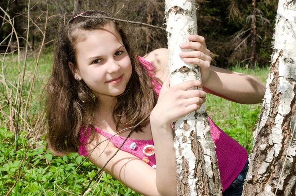 Das Mädchen an der Birke am Sommertag — Stockfoto