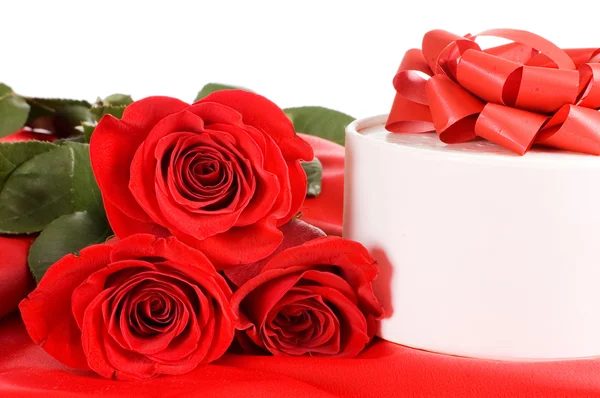 Růže s box s dárkem — Stock fotografie