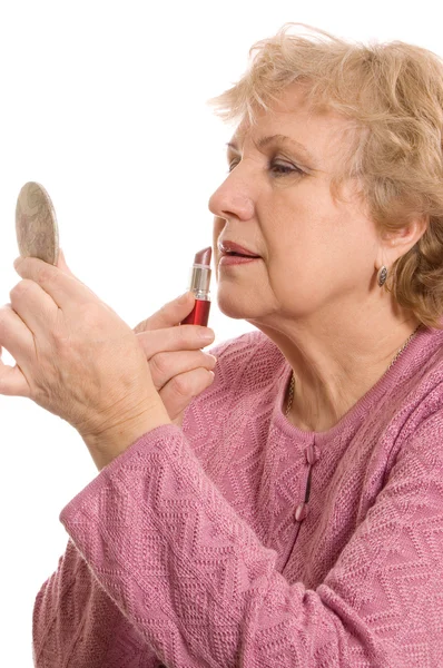De oudere vrouw doet een make-up — Stockfoto