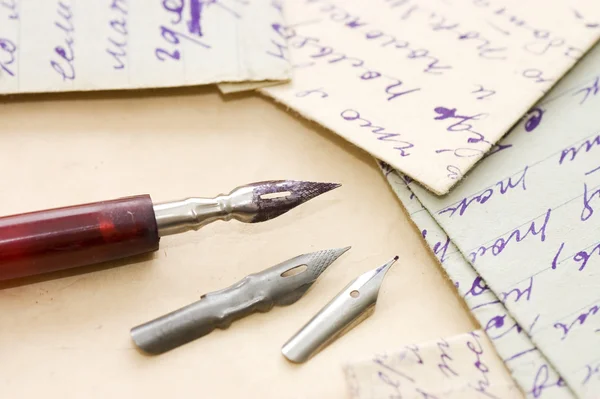 旧信件，作为背景的钢笔 — 图库照片