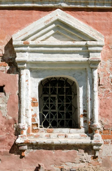 Fragment van ornament van gevel van de oude kapel — Stockfoto