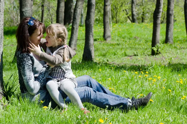 Mãe com uma filha em repouso no parque — Fotografia de Stock