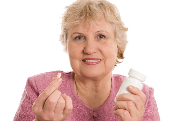 Пожилая женщина с таблетками — стоковое фото