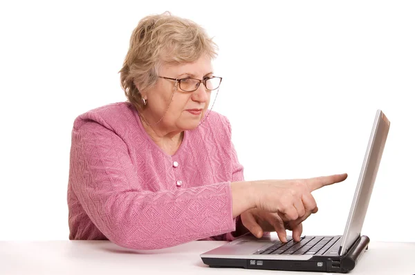 La anciana en el ordenador — Foto de Stock