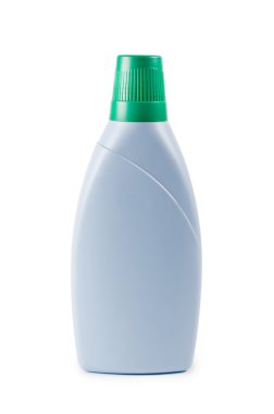 Beyaz bir şişede izole edilmiş plastik şişe.