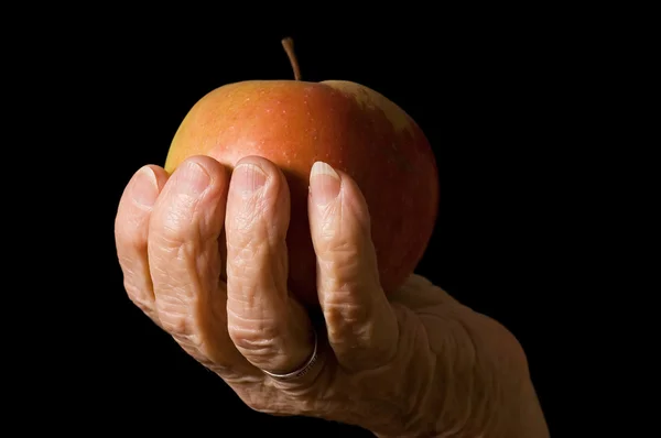 Apple в руці стара жінка — стокове фото