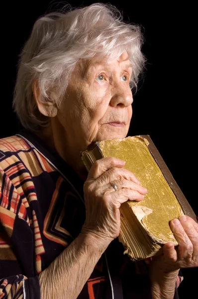 De oudere vrouw leest het boek — Stockfoto