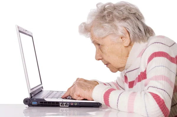 Bilgisayarın başındaki yaşlı kadın. — Stok fotoğraf
