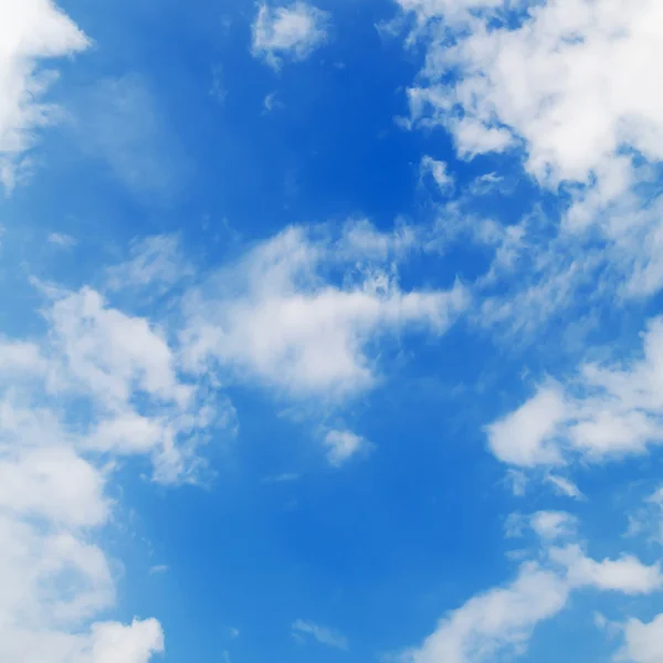 Vacker blå himmel med vita moln — Stockfoto