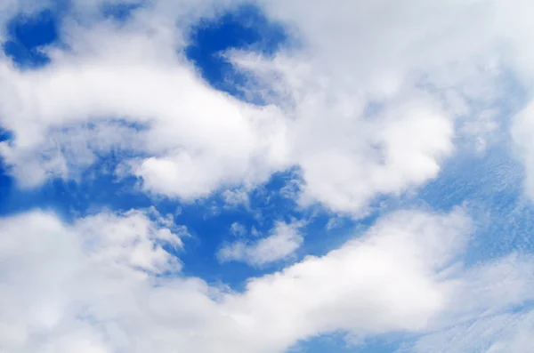 Céu azul bonito com nuvens brancas — Fotografia de Stock