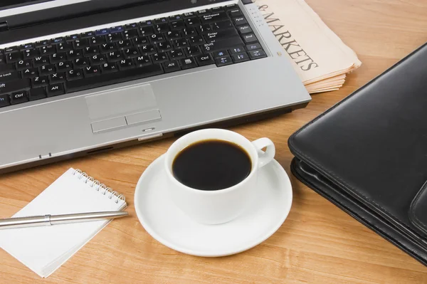 Kopp från kaffe på den bärbara datorn — Stockfoto