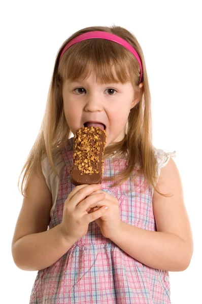 A menina come sorvete — Fotografia de Stock