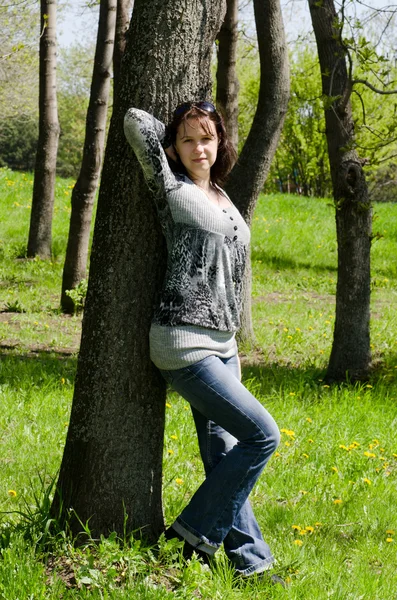 Krásná dívka v strom v létě — Stock fotografie