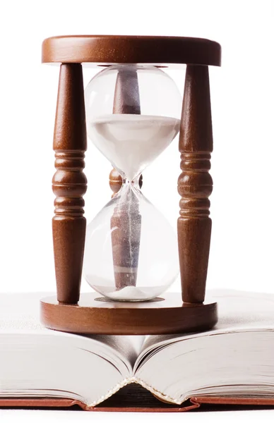 Hourglasses ve üzerinde beyaz izole kitap — Stok fotoğraf