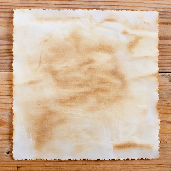 Vecchia carta su una superficie di legno — Foto Stock