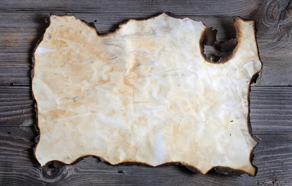 Papel velho em uma superfície de madeira — Fotografia de Stock