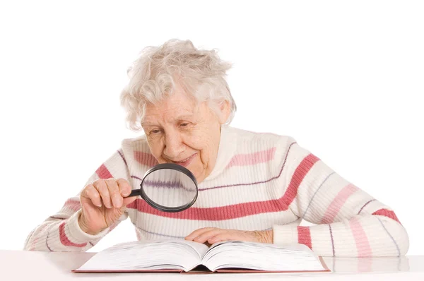 The elderly woman reads the book — Stock Photo, Image