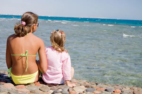 Две девушки на берегу моря — стоковое фото