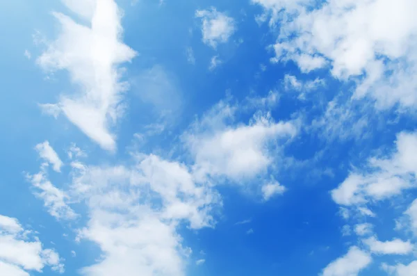 Прекрасне блакитне небо з білими хмарами — стокове фото