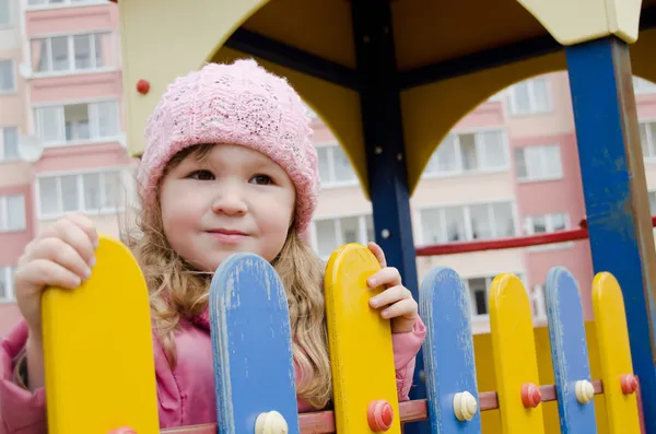 A menina em um parque infantil — Fotografia de Stock