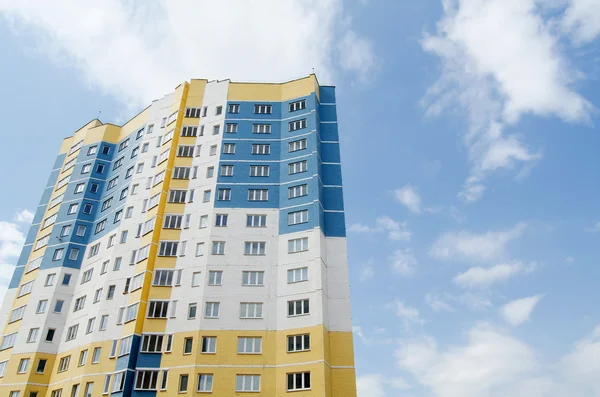 Високий апартаменти будівлі — стокове фото