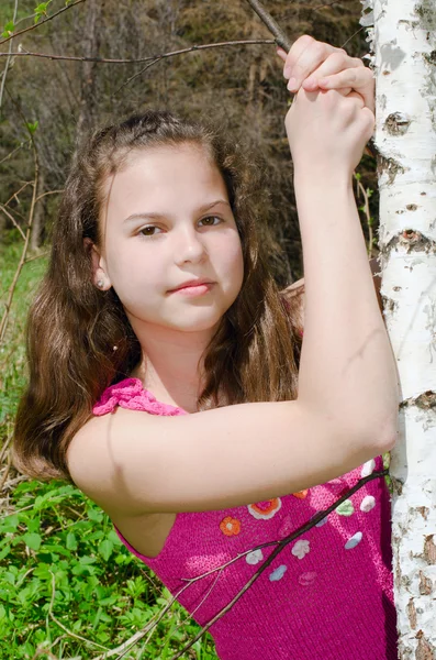 Das Mädchen an der Birke am Sommertag — Stockfoto