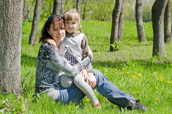 Máma s dcerou na odpočinek v parku — Stock fotografie