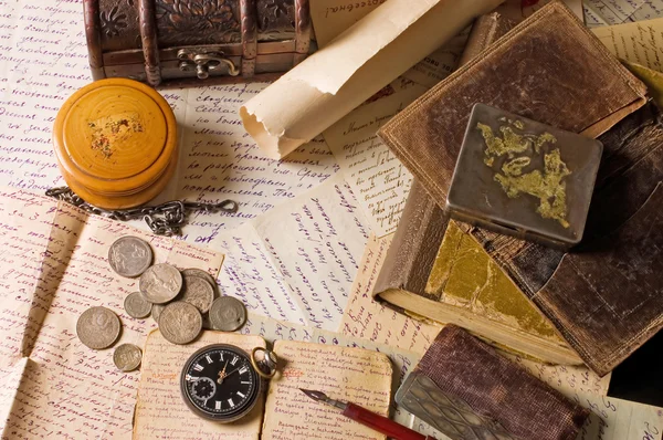 Старые письма с разными вещами — стоковое фото