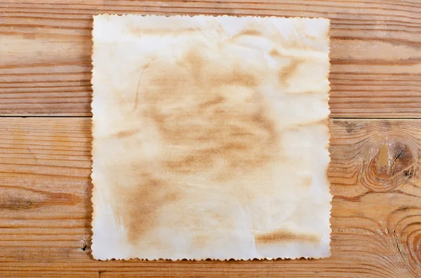 Eski bir kağıt ahşap yüzeye — Stok fotoğraf
