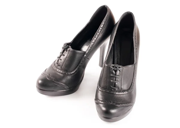 Svarta kvinnliga skor isolerade på vit — Stockfoto