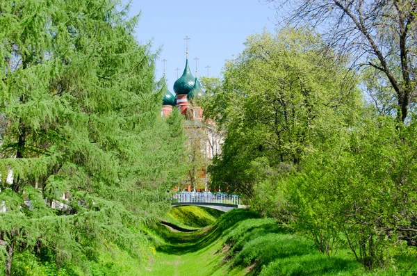 Uitzicht op de oude kerk in Yaroslavl — Stockfoto