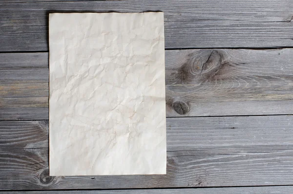 Papel viejo sobre una superficie de madera — Foto de Stock