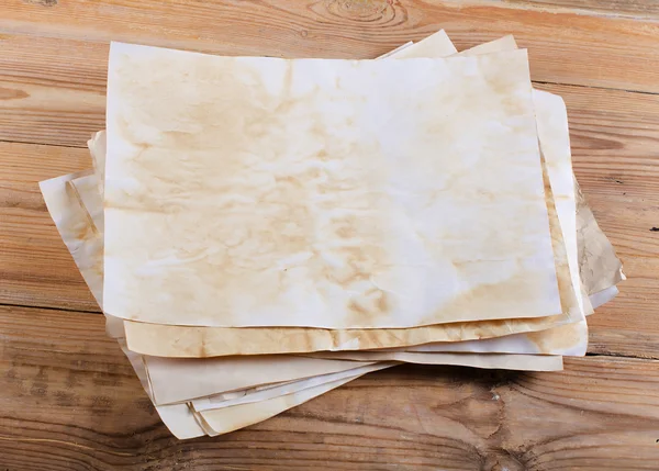 Vecchia carta su una superficie di legno — Foto Stock