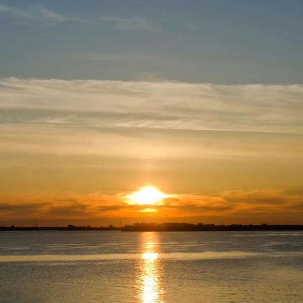 Matahari terbenam di atas sungai — Stok Foto