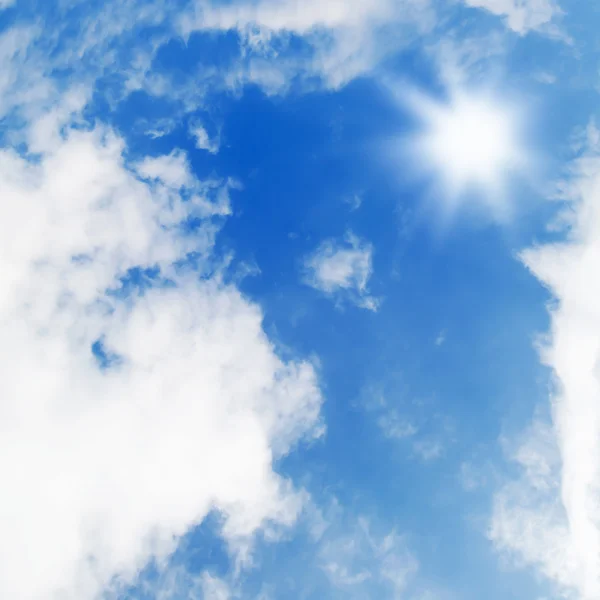 Όμορφος μπλε ουρανός με άσπρα σύννεφα — Φωτογραφία Αρχείου