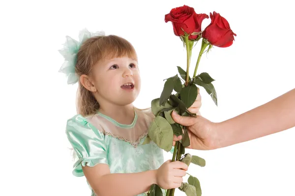 小さな女の子はバラの花束を与える — ストック写真