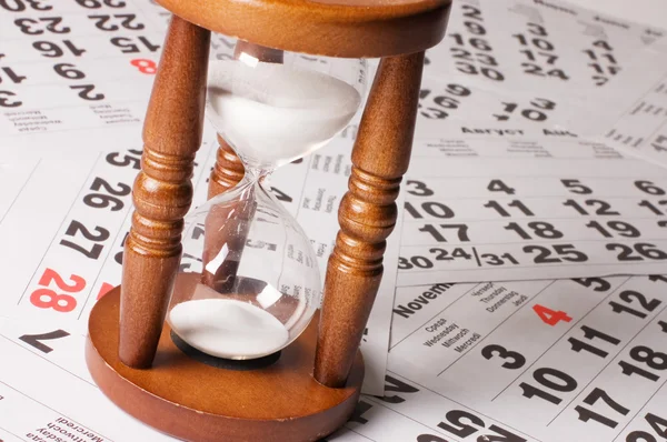 Пісочний годинник на таблицях календарів — стокове фото