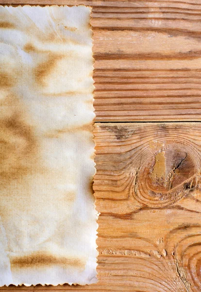 Старая бумага на деревянной поверхности — стоковое фото