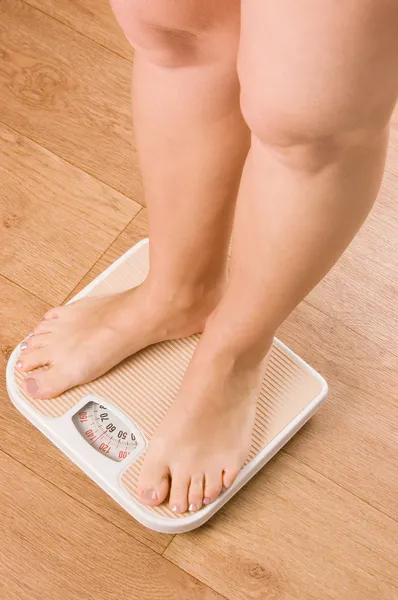 Female feet on scales — Stock Photo, Image