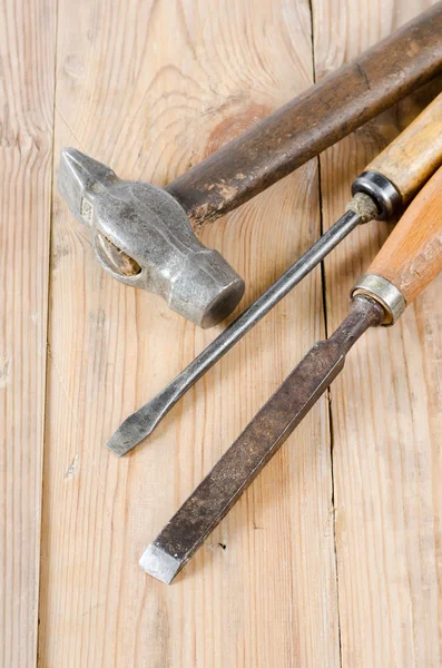 Набор строительных инструментов на старых досках — стоковое фото